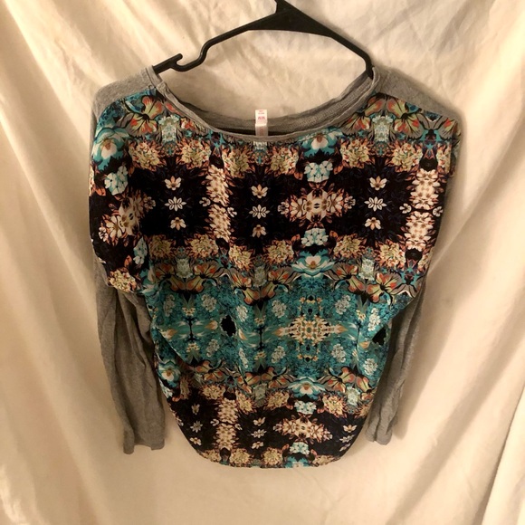 Long sleeve grey t shirt with flower skull and floral pattern on the back - Picture 4 of 4